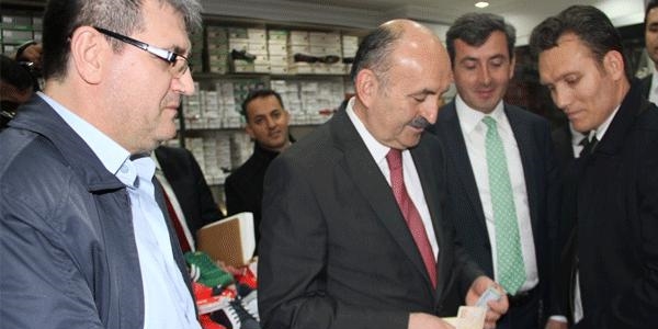 Bakan'dan görülmemiş ayakkabı pazarlığı