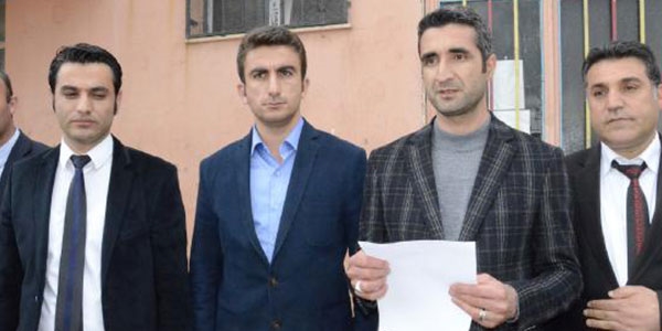 Muhtar, okul müdürüne zımbayla saldırdı!