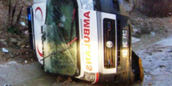 Ambulans kaza yaptı: 5 yaralı