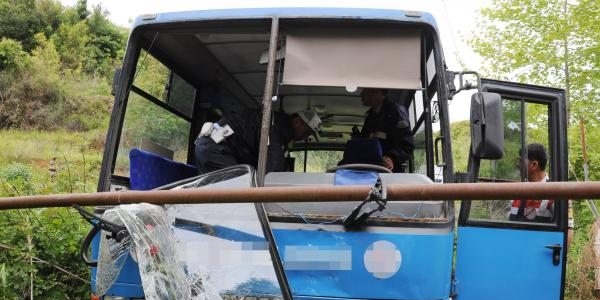 Öğrenci otobüsü uçuruma yuvarlandı: 12 yaralı