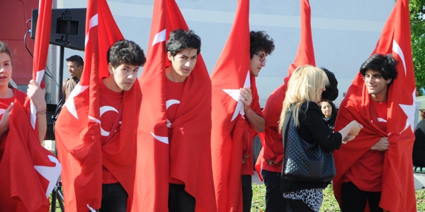 Öğrenciler üşümemek için bayraklara sarıldı