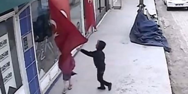 Bayrağı öpen çocuk sosyal medyayı salladı / Video