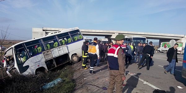 İşci servisi ile minibüs çarpıştı: 27 yaralı