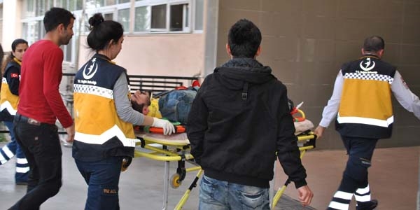 Üniversite öğrencilerini taşıyan minibüs devrildi