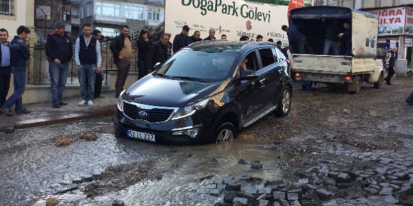Ana su borusu patladı, caddeler su bastı