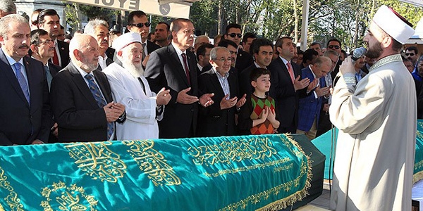 Ekrem Erdem'in babasının cenazesi toprağa verildi