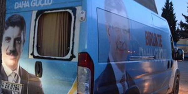 AK Parti'li Aktay'ın seçim minibüsüne saldırı
