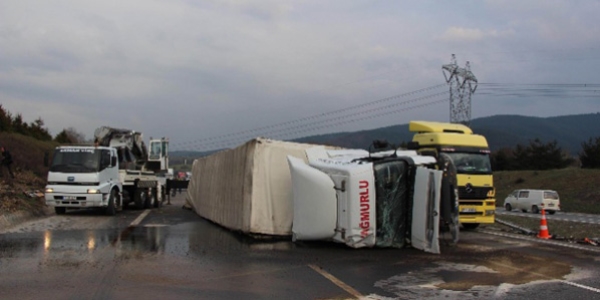 TIR devrildi, 10 kilometrelik ara kuyruu olutu