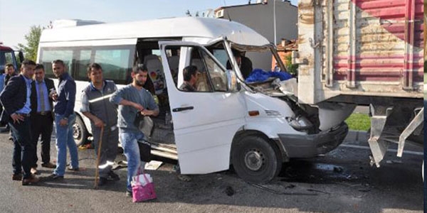 Denizli'de minibüsle tır çarpıştı: 8 yaralı