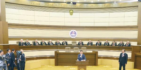AYM üyeleri çok yüksekte oturmayacak