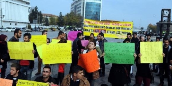 Atanamayan öğretmenlerden protesto