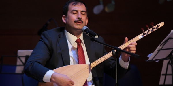 Müsteşar Yardımcısı saz çalıp türkü söyledi