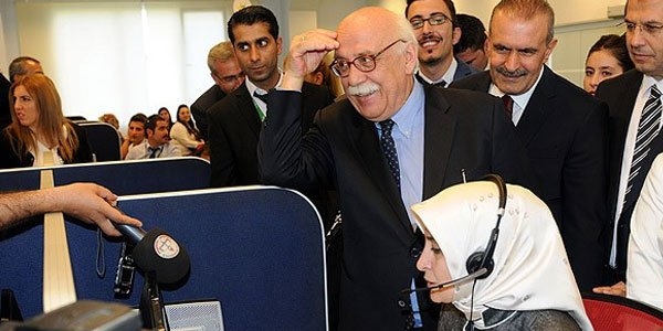 Sare Davutoğlu 'Alo 147' hattına gelen çağrıyı cevapladı
