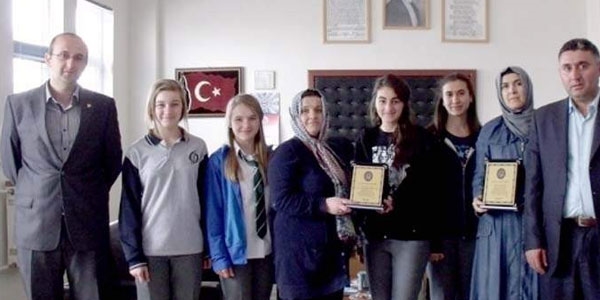 Liseliler buldukları 10 bin doları polise teslim etti