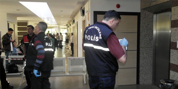 Polis memuru başhekimi hastanede vurdu!