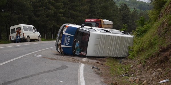 Samsun'da öğrenci servisi devrildi: 18 yaralı