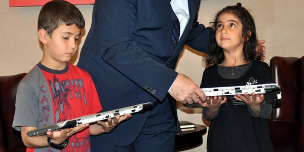Türk bayrağını öpen o çocuklara Bakan Yılmaz'dan ödül!