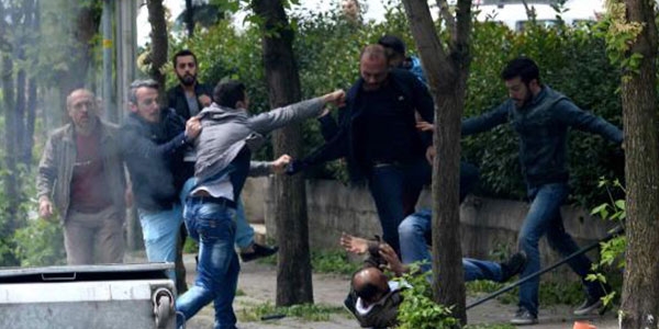 Barikat kurmaya çalışan eylemcilere vatandaştan dayak!