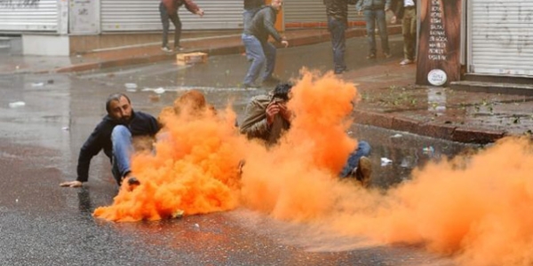 Eylemciler kendilerini yere atıp poz verdi!