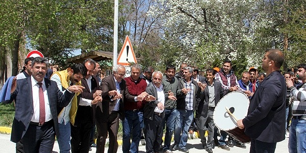 Karayolları işçileri çifte bayram yaşadı