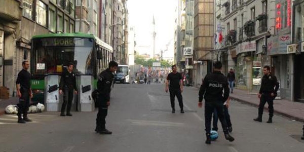 Çevik Kuvvet polisi top oynadı