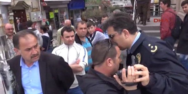 Gazeteciye yumruk atan polis müdürüne soruşturma