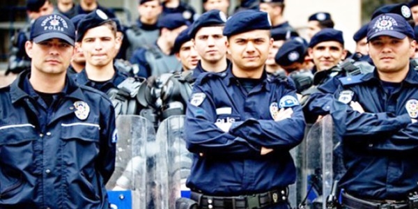 Polisler dikkat şapkayı çıkaran yanıyor