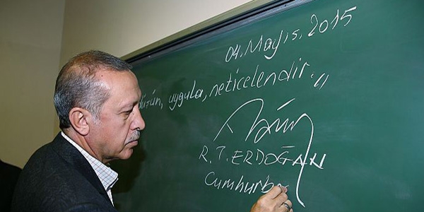 Erdoğan tahtaya yazıp altına imzasını attı