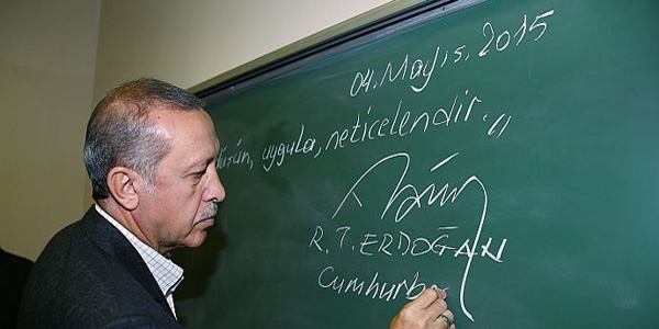 Erdoan tahtaya yazp altna imzasn att