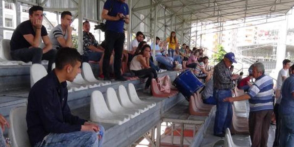 Liselilerin maçında tribün çöktü; 9 yaralı
