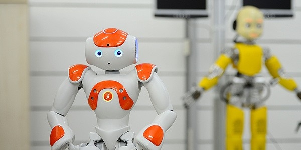 ocuk robot 'iCub'a karde geldi