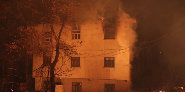 Manisa'da öğrenci yurdu lojmanında yangın