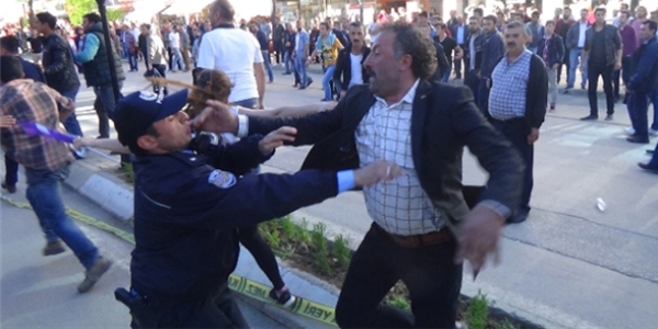 Erzincan'da polise yumruklu saldr!