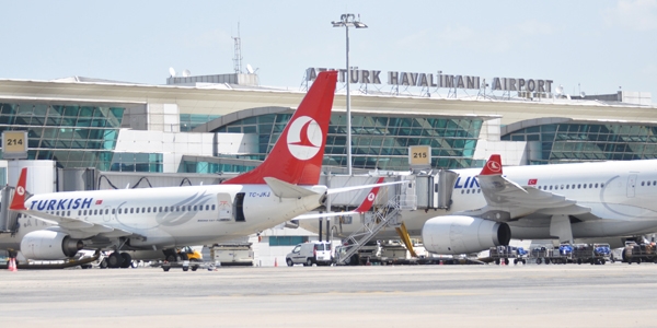 İstanbul'da fırtına nedeniyle 14 uçak iniş yapamadı