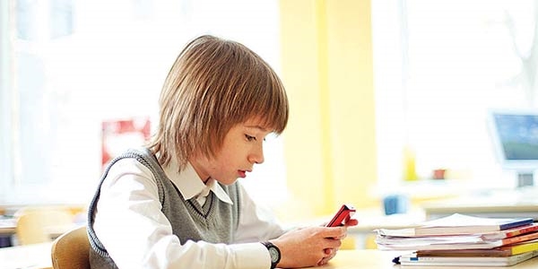 Sınıfta telefonuyla oynayan öğrenciye 'jammer'lı çözüm