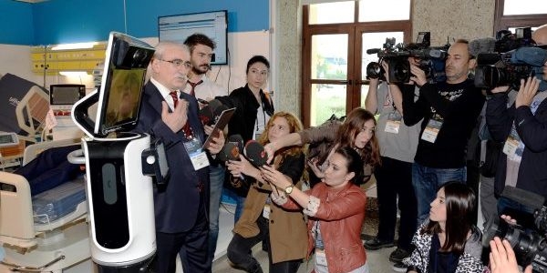 Ünlü kalp cerrahı Sönmez, hasta vizit robotunu tanıttı
