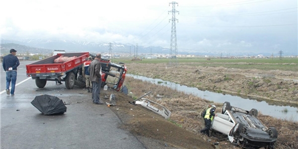 Otomobil, traktöre çarptı: 8 yaralı