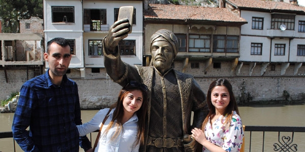 Amasya'ya selfie çeken şehzade heykeli