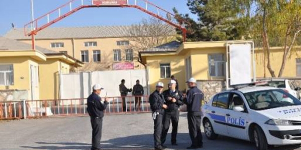 Kız arkadaşını bıçaklayan şahıs cezaevinde intihar etti