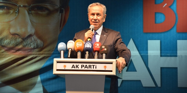 Arınç: Projeler peşinde koşan gafiller var