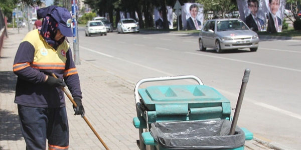 Bu defa çocukları için sokakları temizledi