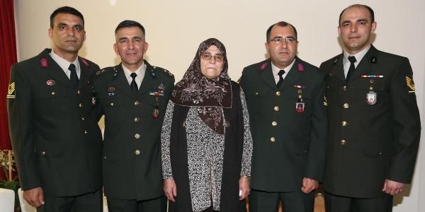 4 oğlu da asker olan anneye sürpriz