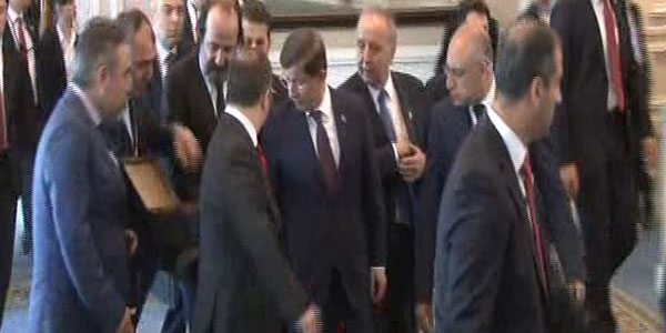 Davutoğlu siyasi hayatında ilk hediyesini kabul etti