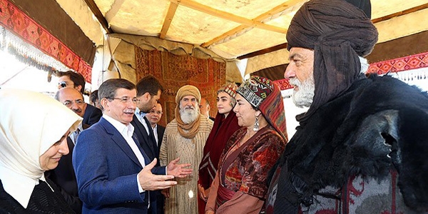 Davutoğlu'ndan 'Diriliş Ertuğrul'un setine ziyaret