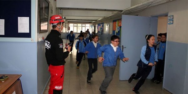 Tatbikatı gerçek sanan veliler okula koştu