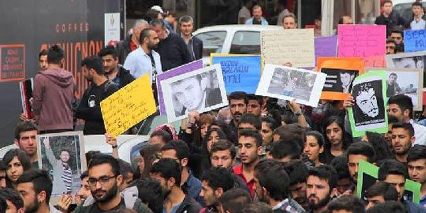 Karşıt görüşlü öğrenciler birbirine girdi: 10 yaralı