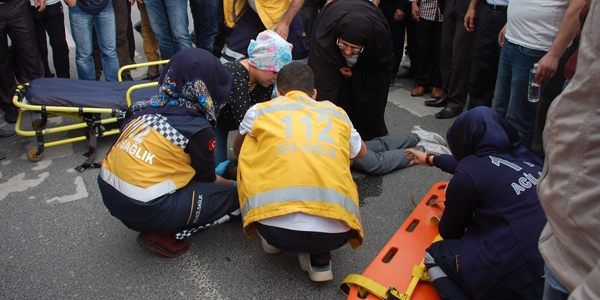 Hafif ticari araç, öğrenciye çarptı