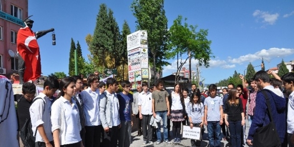 Soma maden şehitlerini andı