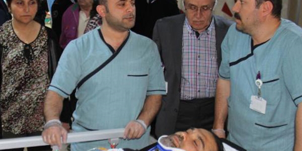 Hasta yakını doktoru yumrukladı