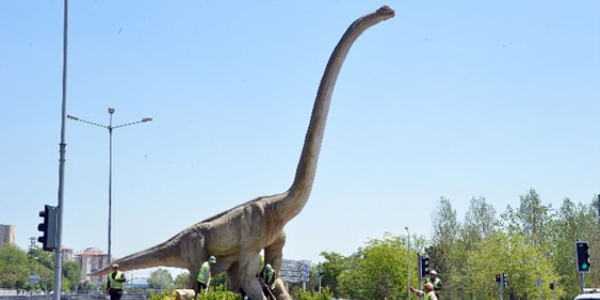 Ankara'ya 15 metrelik 'Dinocan'